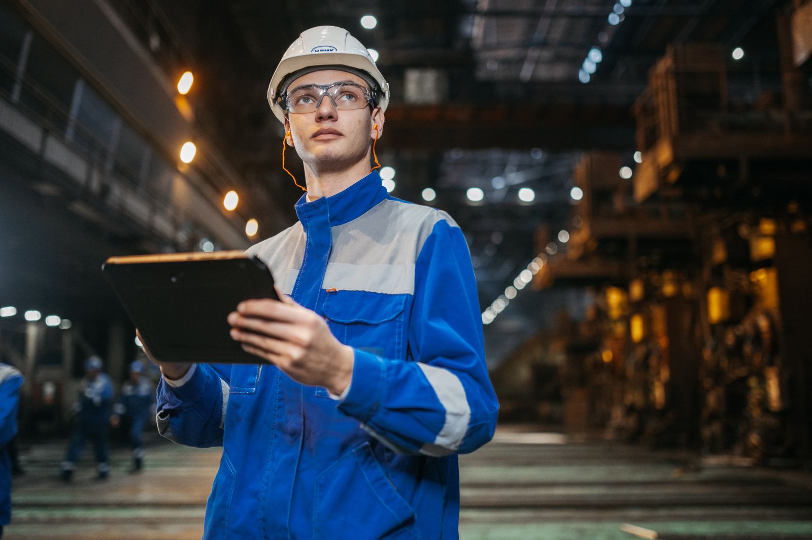 Profissional da Axis acompanhando uma operação industrial